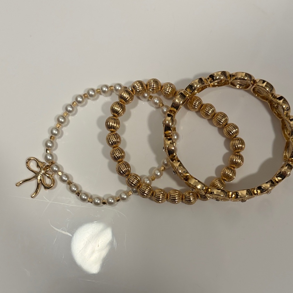Lilly Pulitzer Tis the Season Elegant Gold and Pearl Bracelet Set